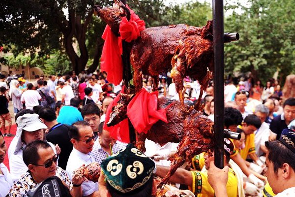Roast Whole Lamb-Delicious Food on Turpan Grape Fe